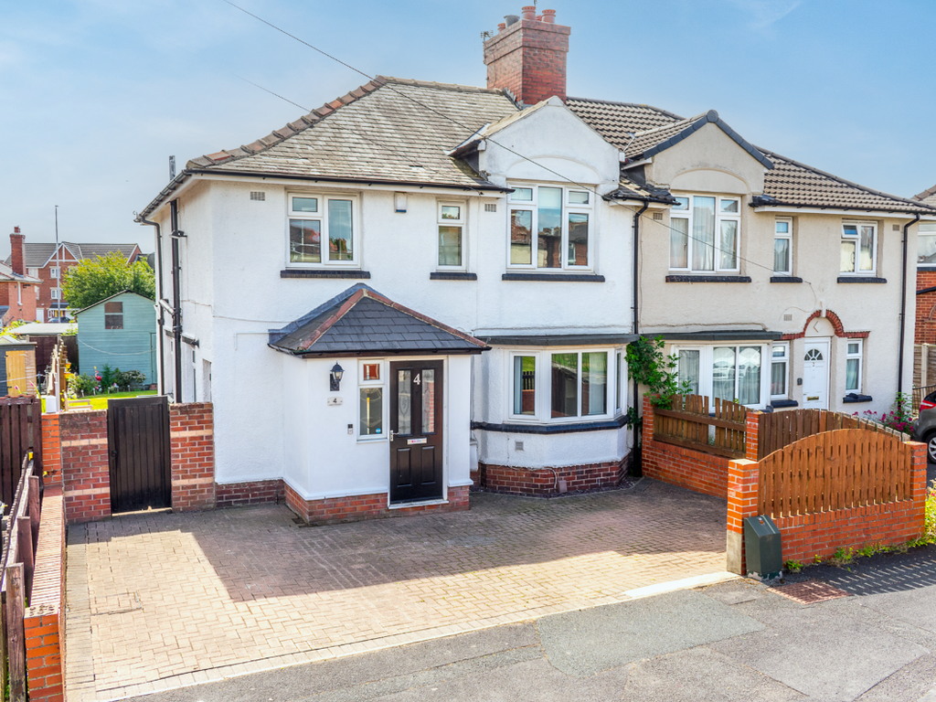 3 bed semidetached house for sale in Ingle Crescent, Morley, Leeds