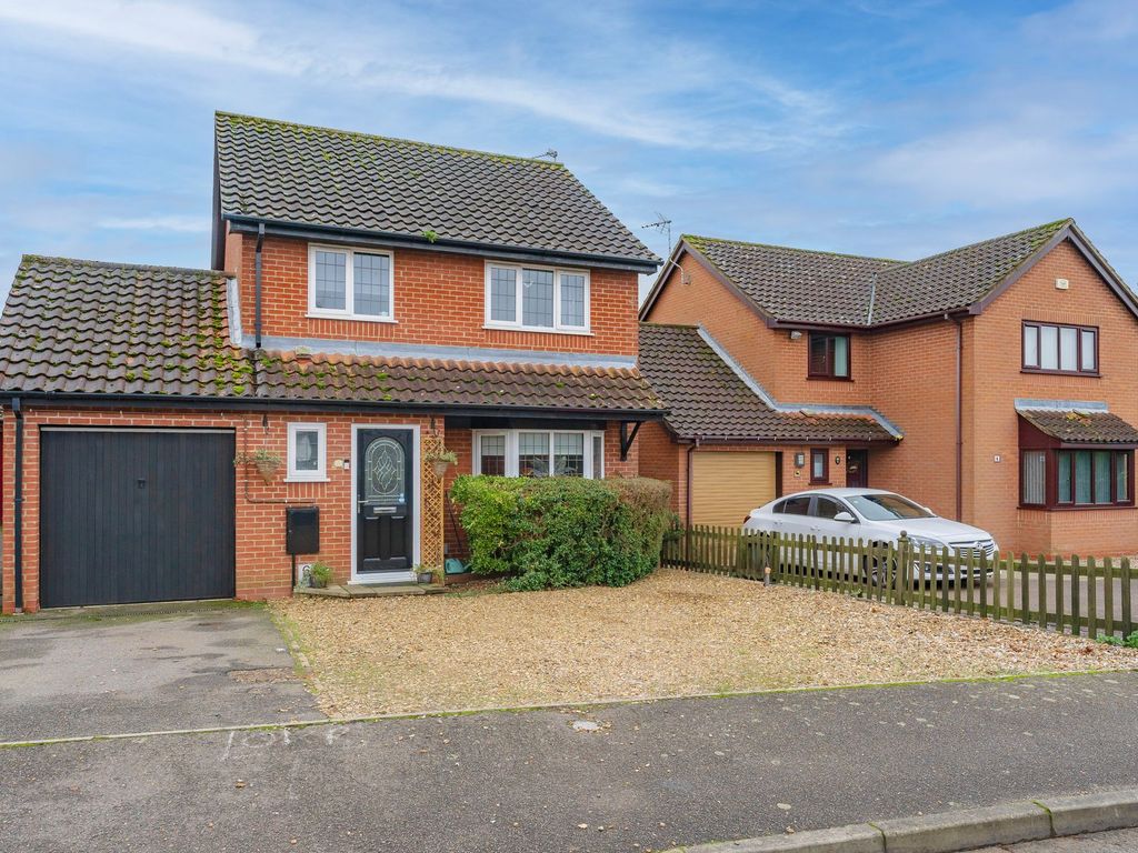 3 bed detached house for sale in Heathlands, Swaffham PE37, £300,000