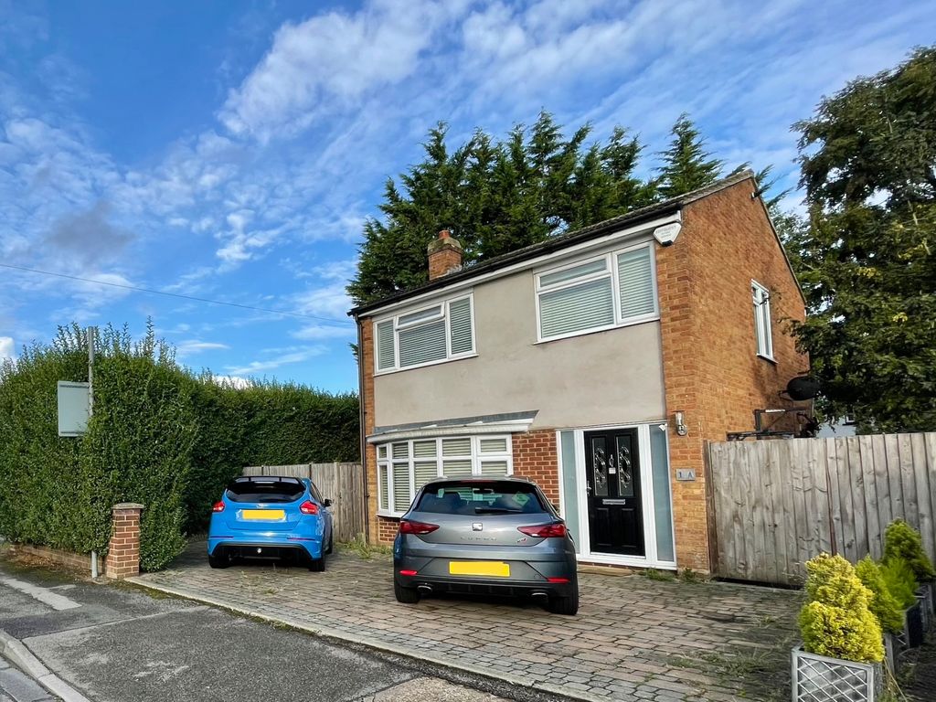 3 bed detached house for sale in Brooklands Close, Luton LU4, £375,000