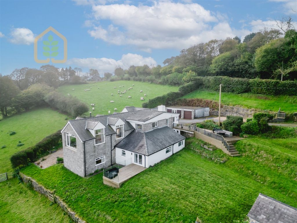 6 bed detached house for sale in Glyndwr Road, Gwernymynydd, Mold CH7