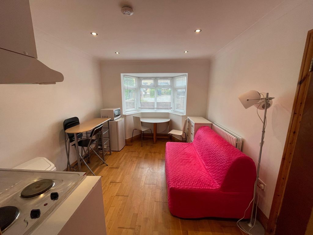 1 bed flat to rent in Hoylake Road, London W3, £1,400 pcm Zoopla