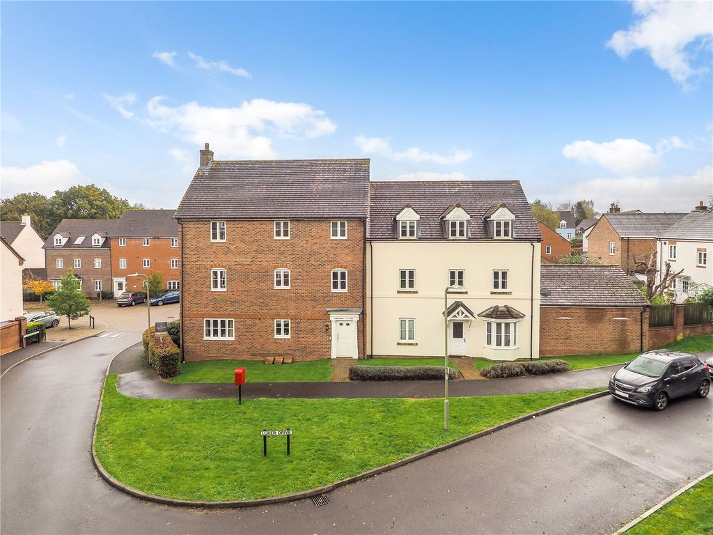 2 bed flat for sale in Luker Drive, Petersfield, Hampshire GU31, £