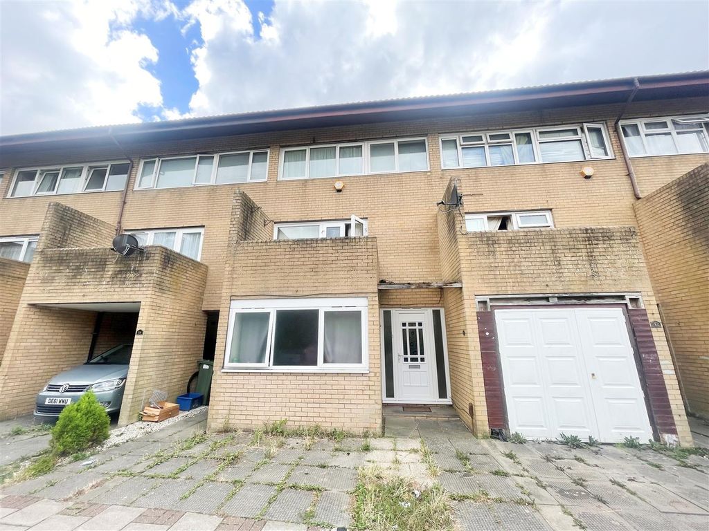 Room to rent in Speedwell Place, Conniburrow, Milton Keynes MK14, £695