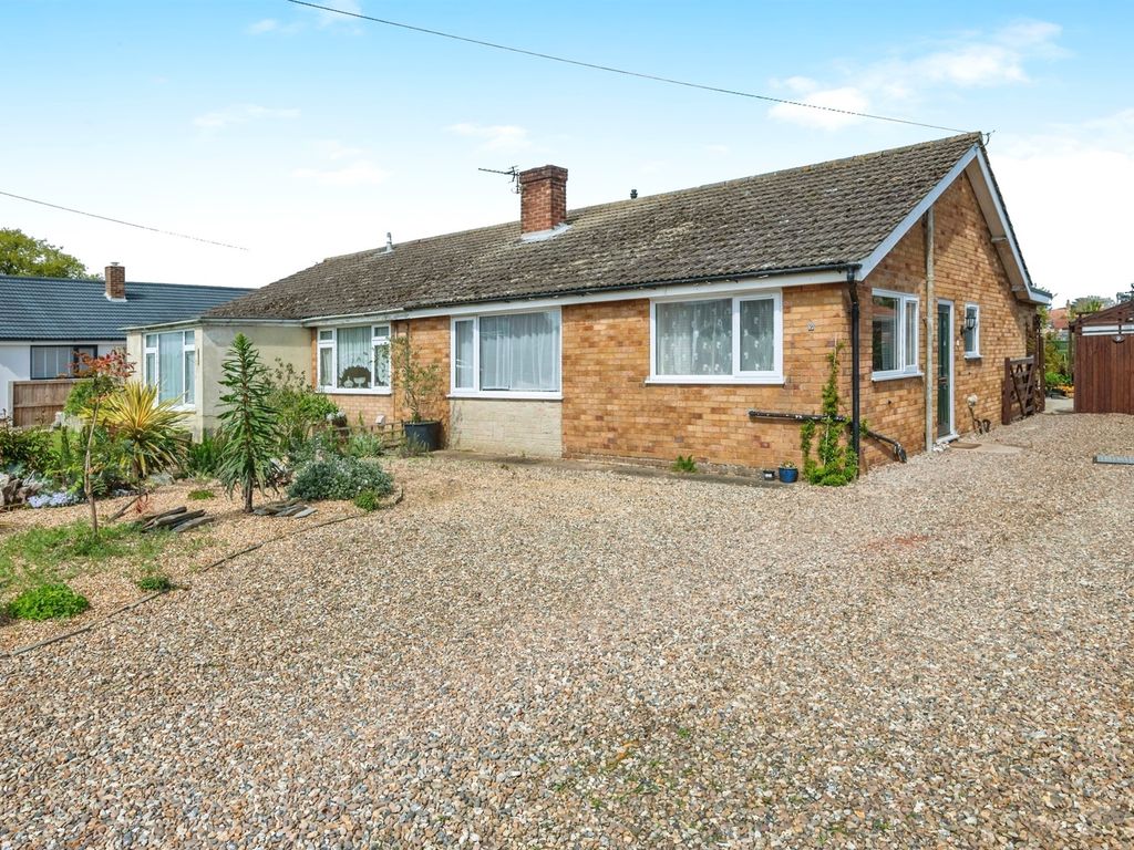 2 bed detached bungalow for sale in Thorn Road, Catfield, Great