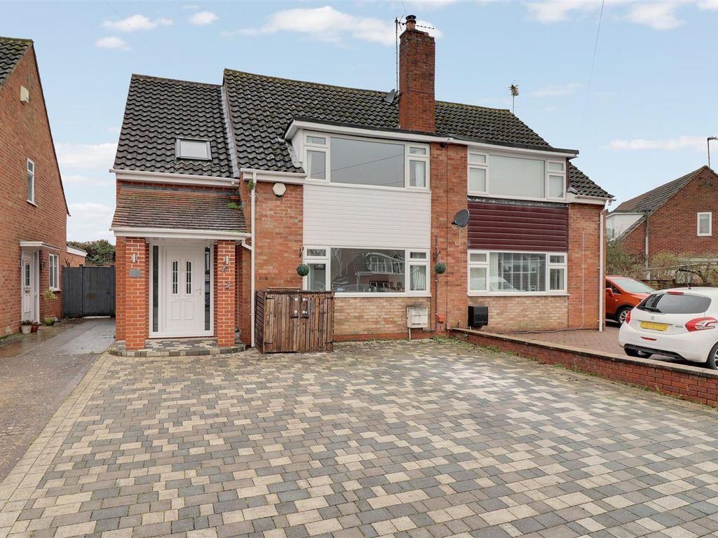 3 bed semidetached house for sale in Chosen Way, Hucclecote