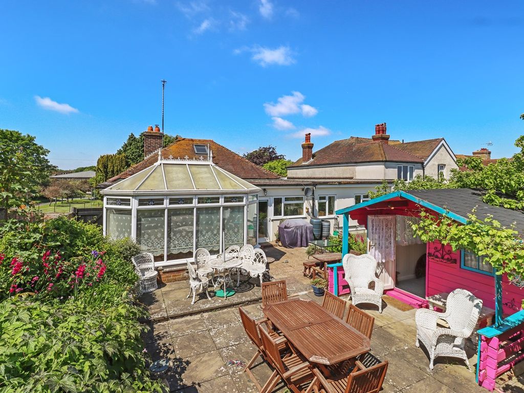 4 bed bungalow for sale in Park Avenue, Eastbourne BN21, £495,000 Zoopla
