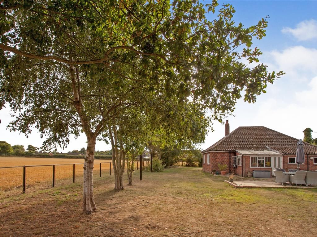 3 bed detached bungalow for sale in Rectory Road, Sutton, Norwich NR12