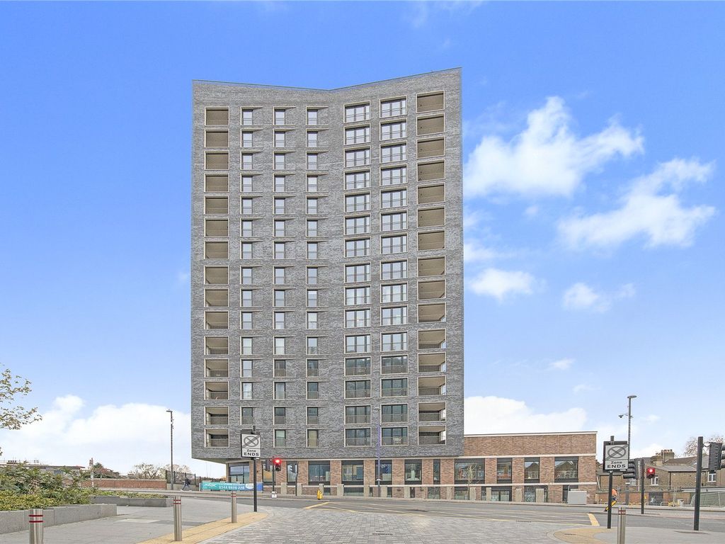 1 bed flat to rent in Hoe Street, Walthamstow, London E17, £1,700 pcm