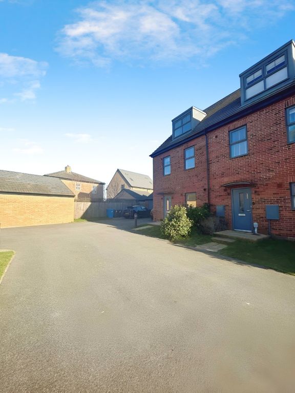 4 bed end terrace house to rent in Larkin Lane, Kingswood, Hull, East