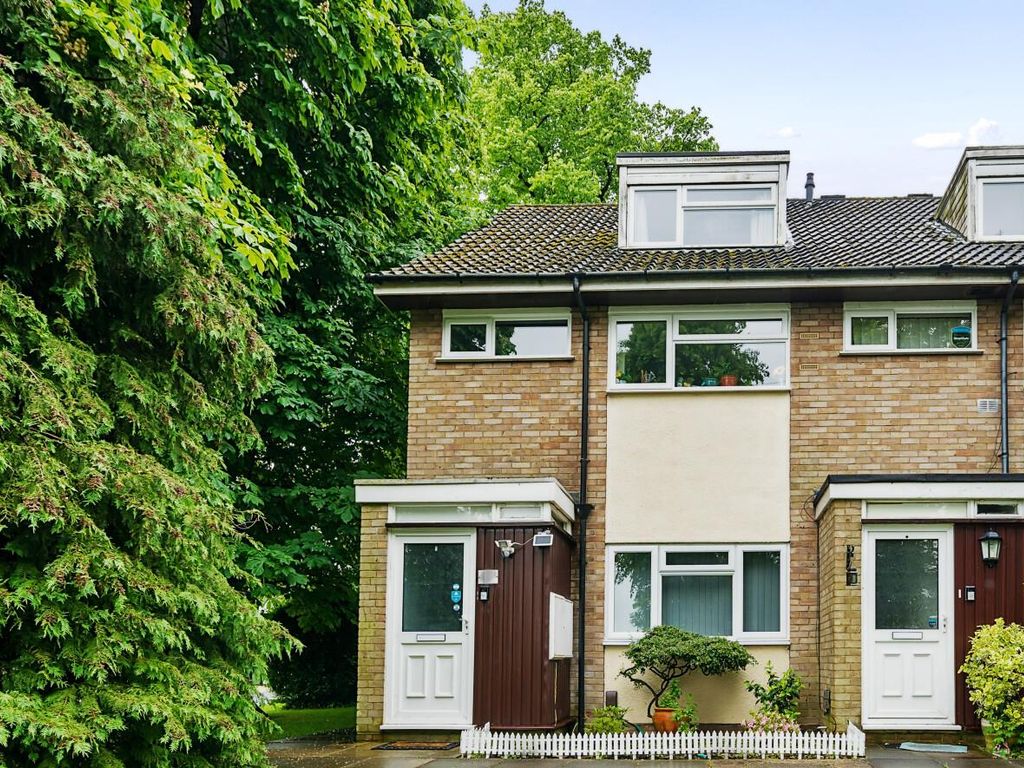 2 bed flat for sale in Harriet Way, Bushey WD23, £380,000 Zoopla
