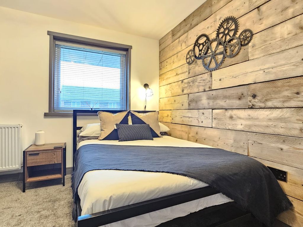 Room to rent in Room 5, Laburnum Court, Castleford WF10, £585 pcm Zoopla