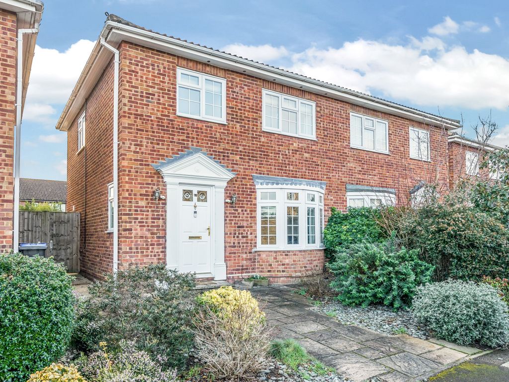 3 bed semidetached house for sale in Farm Close, Byfleet, West Byfleet
