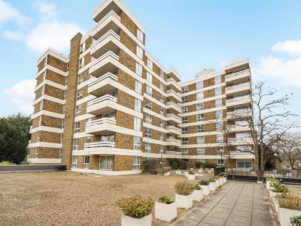 2 bed flat for sale in March Court, Warwick Drive, Putney SW15, £