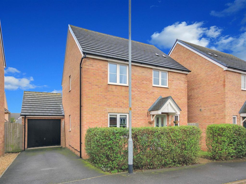 3 bed detached house for sale in Alnwick Close, Rushden NN10, £290,000