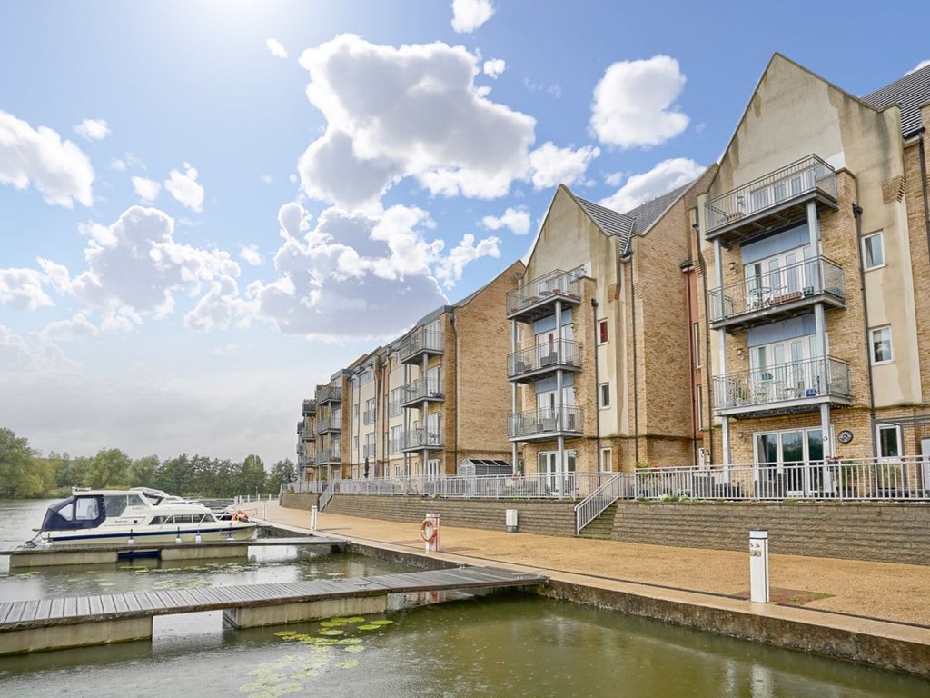 2 bed flat for sale in Wren Walk, Eynesbury, St Neots PE19, £230,000