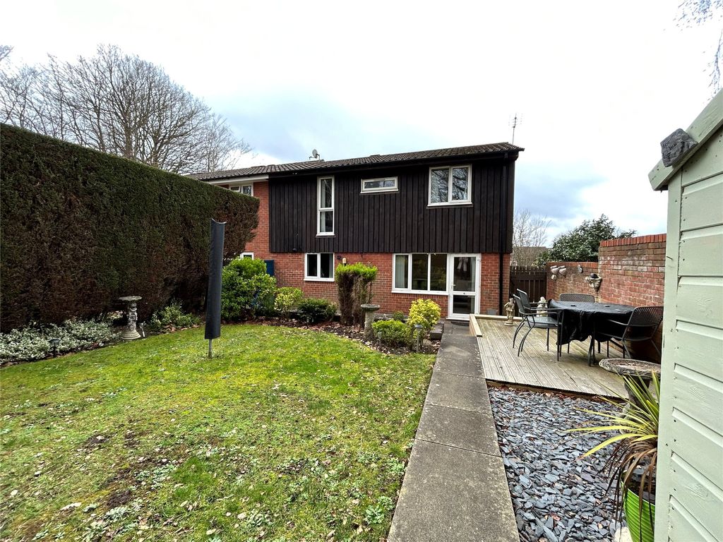 3 bed terraced house for sale in Greenham Wood, Bracknell, Berkshire
