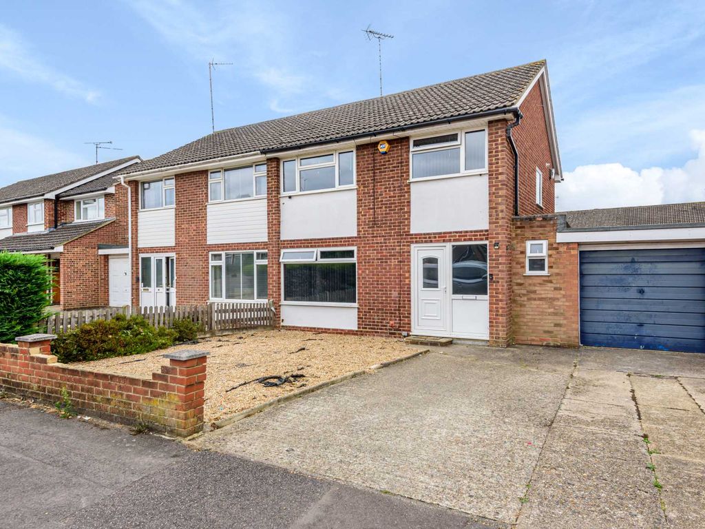 3 bed semidetached house for sale in Bean Oak Road, Wokingham RG40