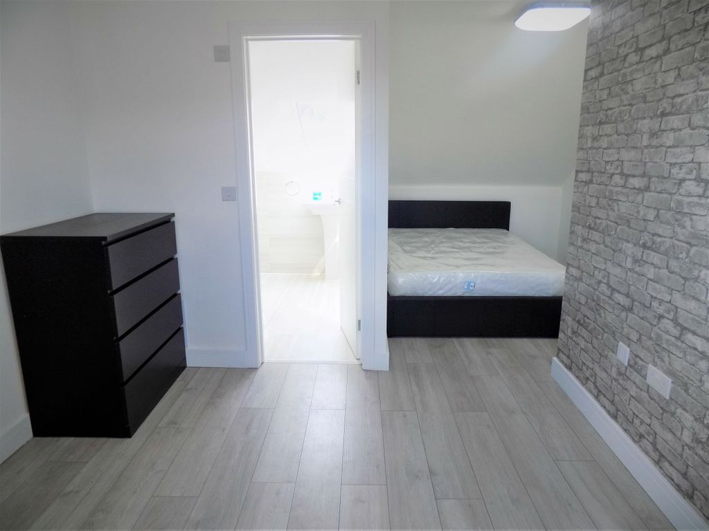 Studio to rent in Old Bedford Road, Luton, Bedfordshire LU2, £600 pcm