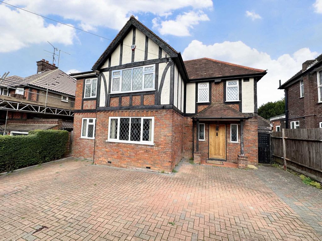 5 bed detached house for sale in Greenhill Avenue, Luton LU2, £750,000