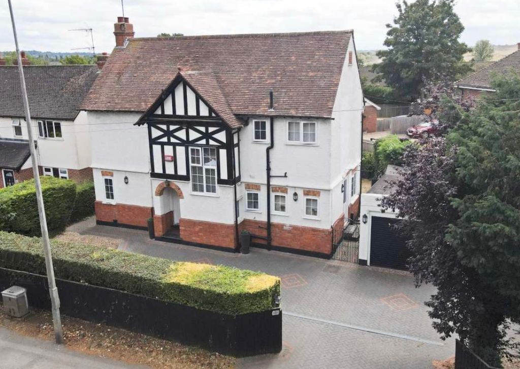5 bed detached house for sale in Buckingham Road, Bletchley, Milton
