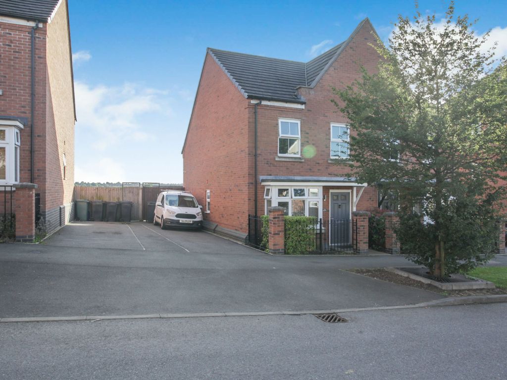 4 bed semidetached house for sale in Brights Road, Nuneaton