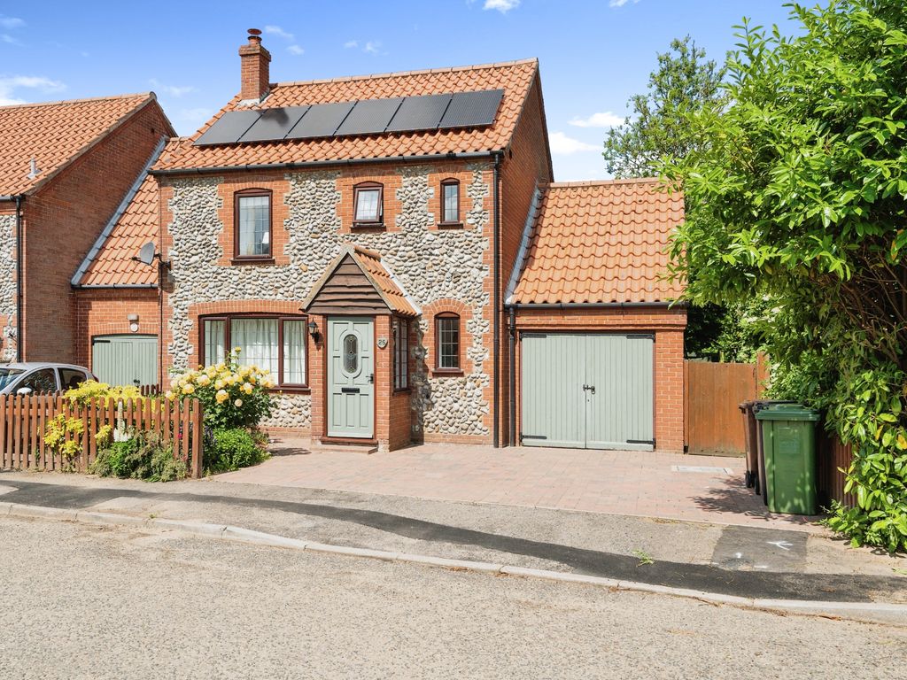 3 bed linkdetached house for sale in Beechlands Park, Southrepps