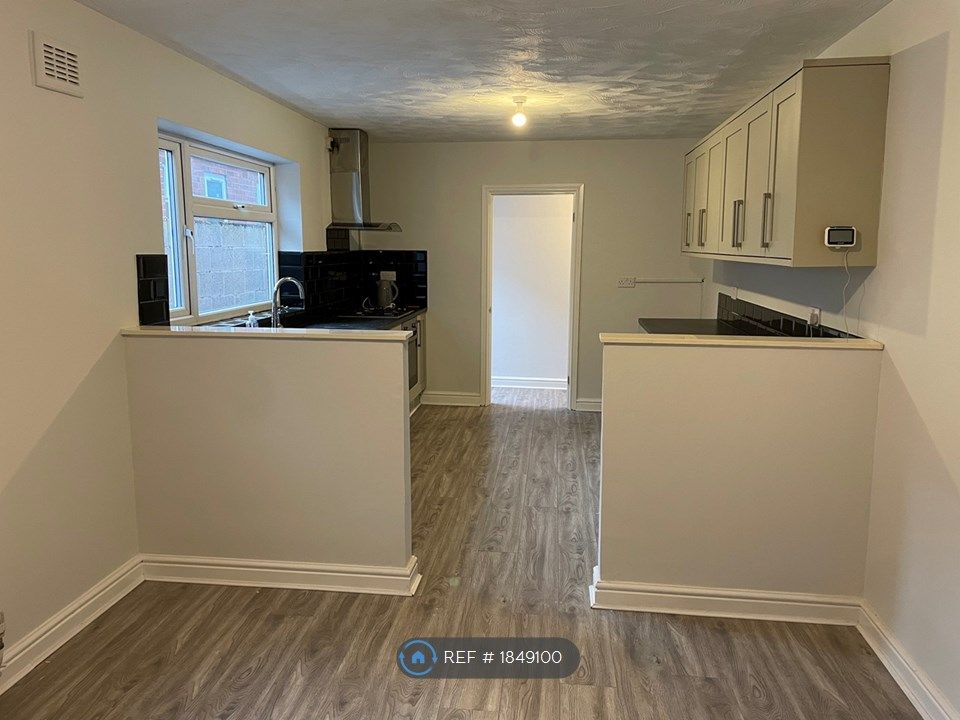 3 bed terraced house to rent in Cannock Road, Wolverhampton WV10, £980