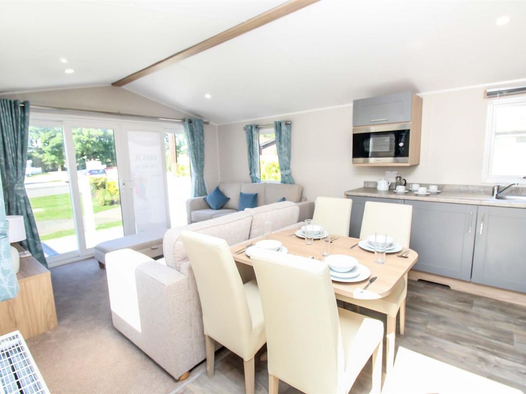 2 bed mobile/park home for sale in Clacton Road, Weeley, ClactonOnSea