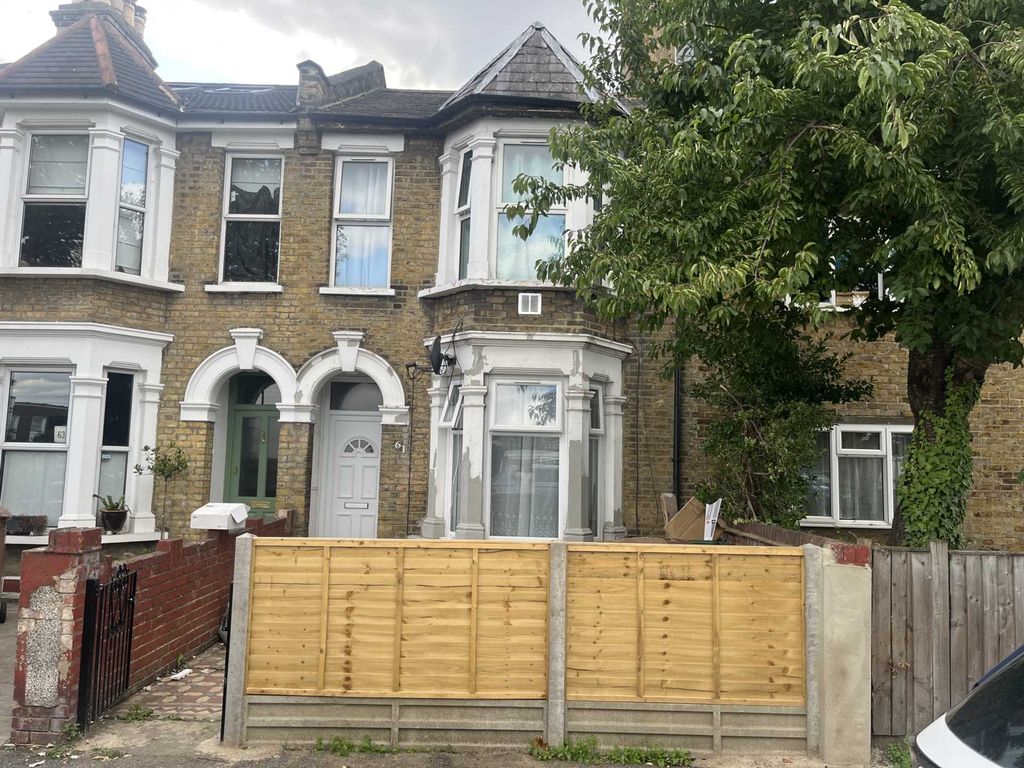 1 bed terraced house to rent in Leahall Road, Leyton, London E10, £