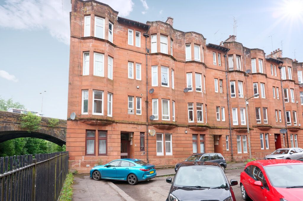 1 bed flat for sale in Ettrick Place, Shawlands, Glasgow G43, £110,000