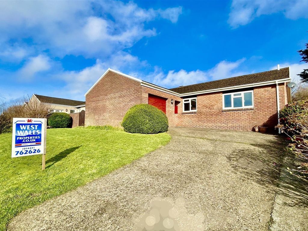 3 bed detached bungalow for sale in Shakespeare Close, Priory Park