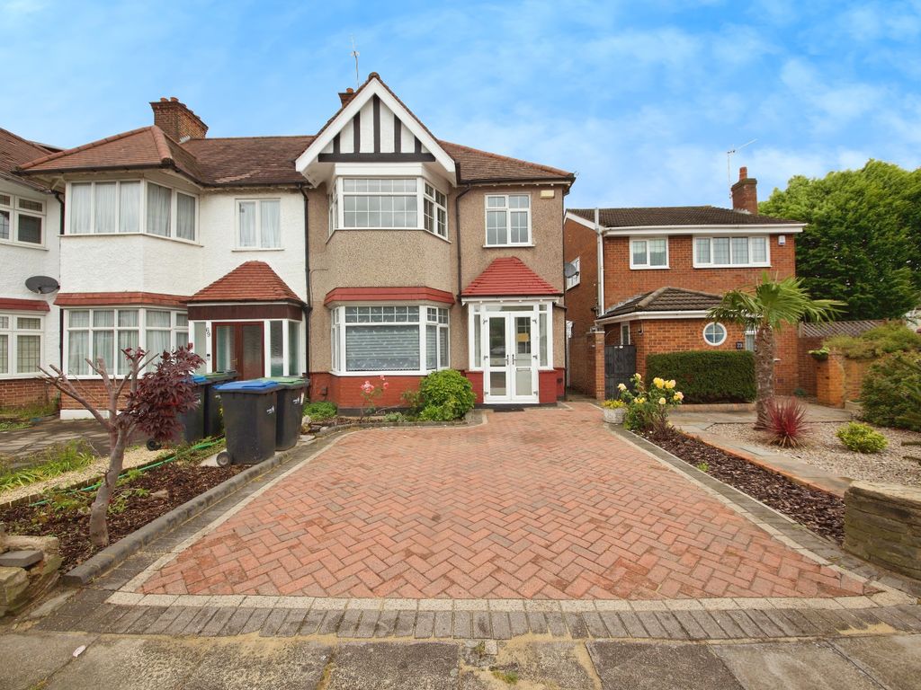 3 bed end terrace house for sale in Colne Road, London N21, £700,000