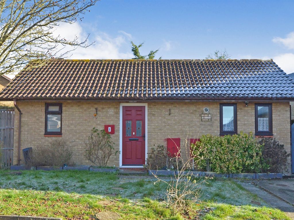 2 bed detached bungalow for sale in Newbury Court, Bletchley, Milton