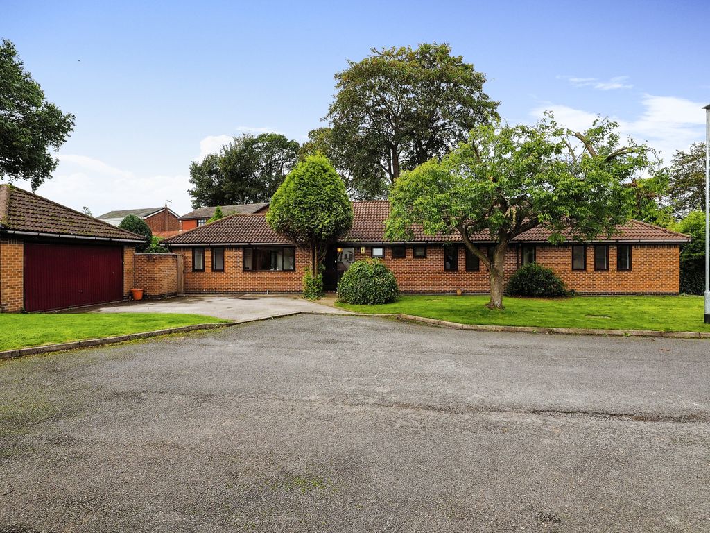 5 bed bungalow for sale in Portland Gardens, Hucknall, Nottingham
