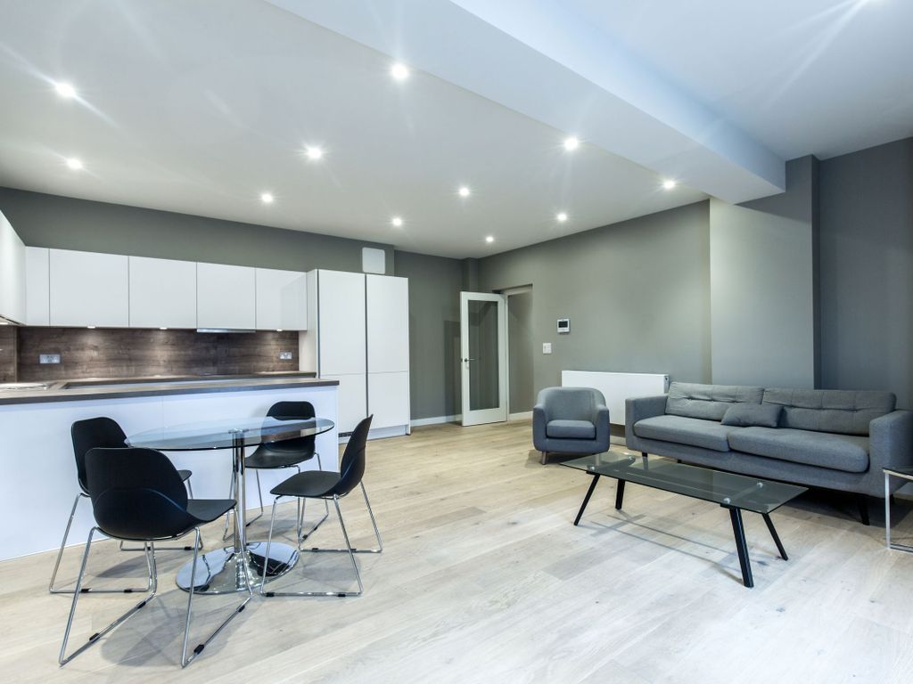 2 bed flat to rent in Cheam Common Road, Worcester Park KT4, £2,000 pcm