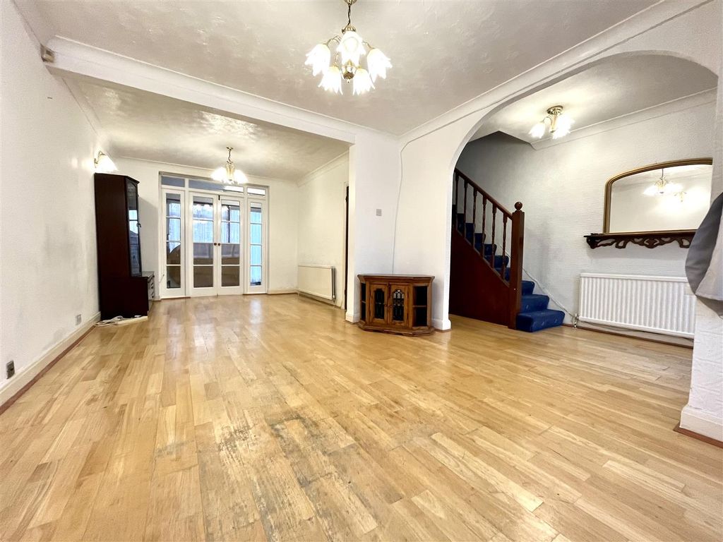 3 bed terraced house to rent in New Park Avenue, London N13, £2,150 pcm