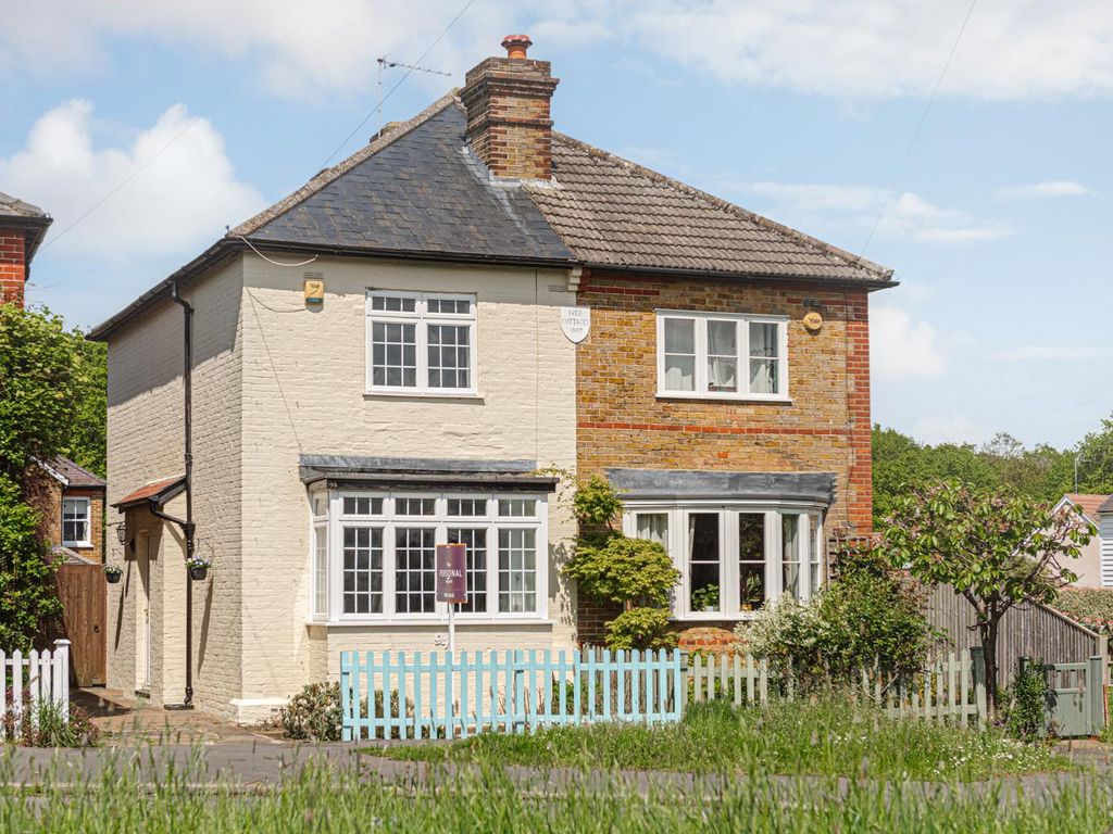 3 bed semidetached house for sale in Bracken Path, Epsom KT18 Zoopla