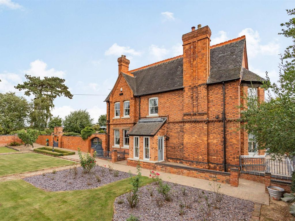 6 bed detached house for sale in New Road, Shuttington, Tamworth B79