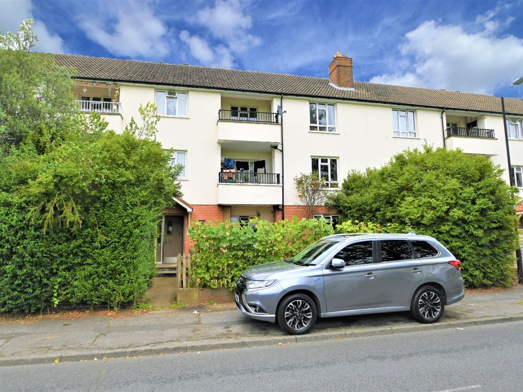 2 bed flat for sale in Reddington Drive, Langley, Berkshire SL3, £