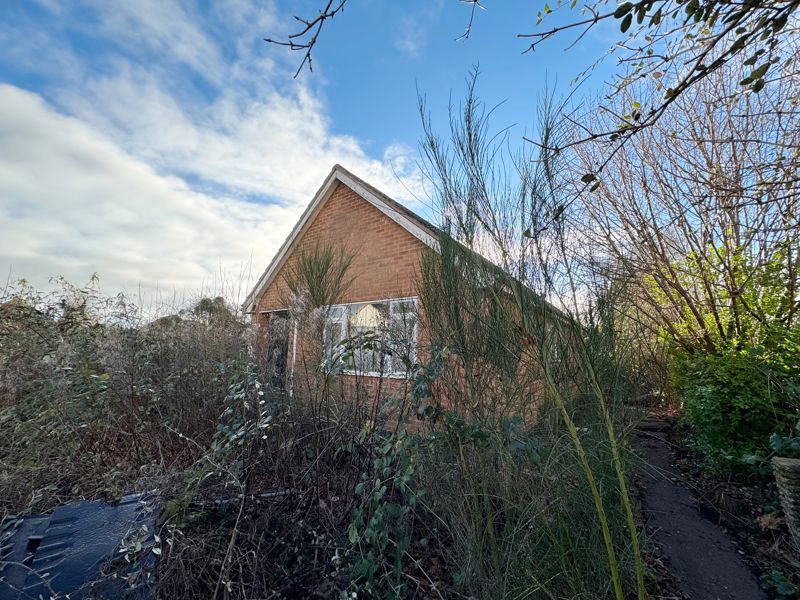 3 bed detached bungalow for sale in High Street, Bottesford, Nottingham