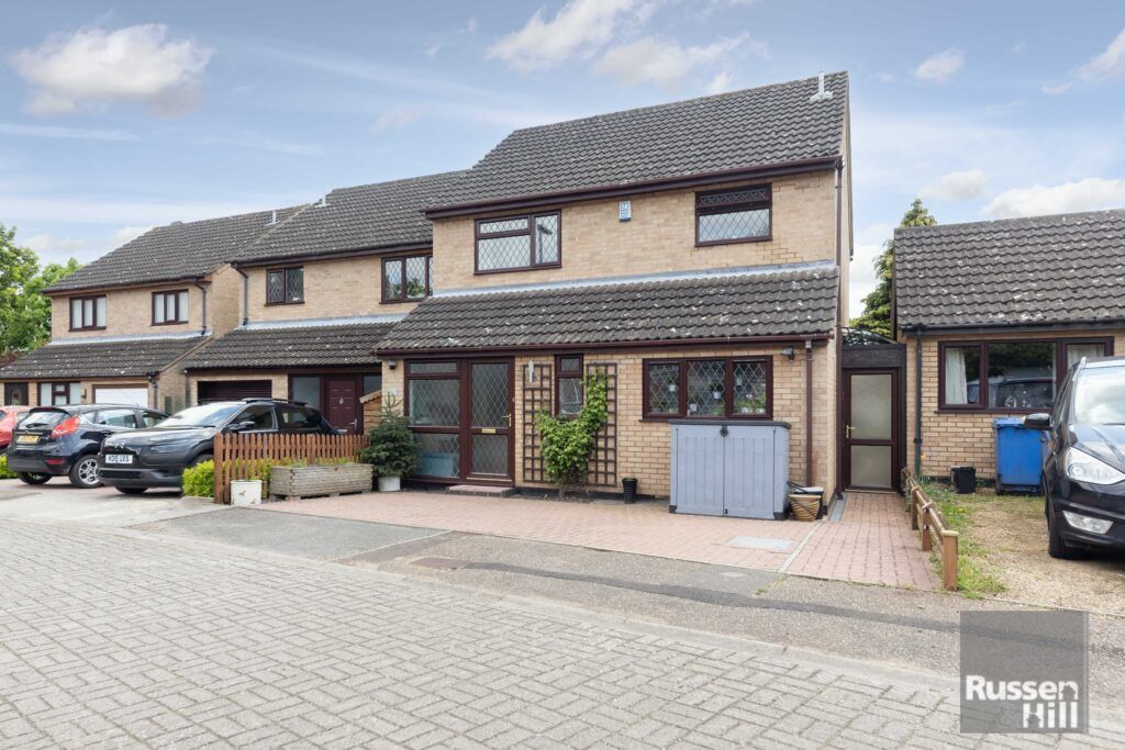 3 bed semidetached house for sale in The Crofts, Harpsfield, Norwich