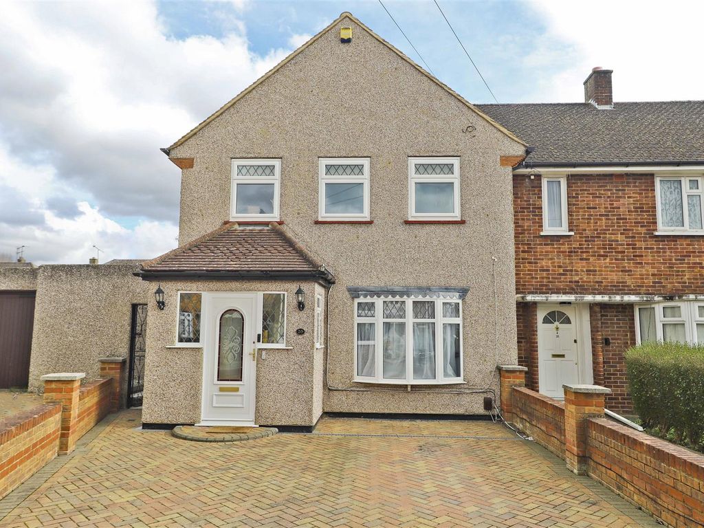 3 bed semidetached house for sale in Nine Elms Close, Uxbridge UB8