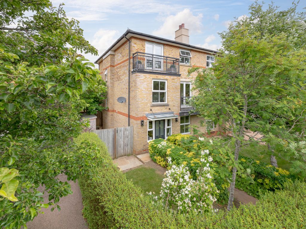 4 bed semidetached house for sale in Weston Drive, Caterham CR3, £