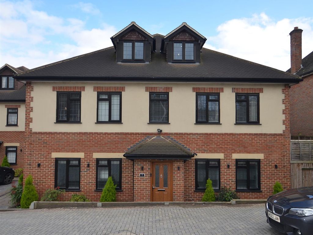 2 bed flat to rent in London View, Swakeleys Road, Ickenham UB10, £