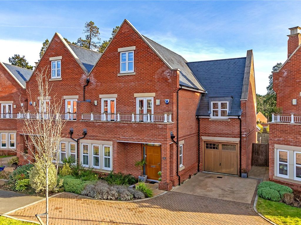 5 bed semidetached house for sale in Butterwick Way, Welwyn