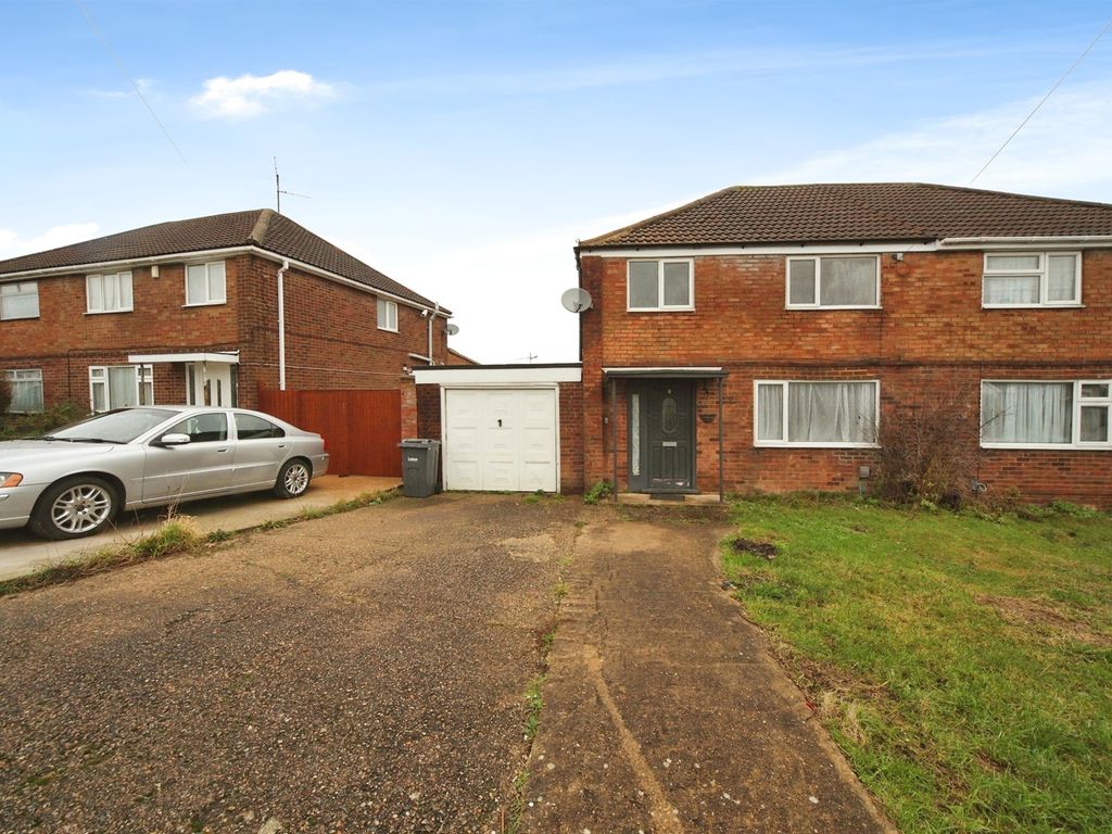 3 Bed Semi Detached House For Sale In Staveley Road Luton Lu4 £