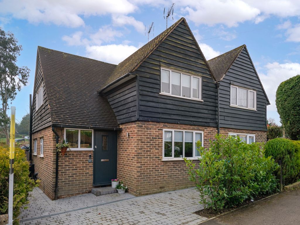 3 bed cottage for sale in Godstone Road, Bletchingley RH1, £450,000