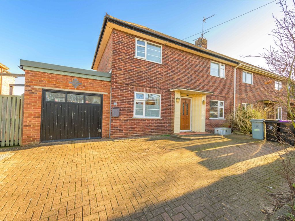 4 bed semidetached house for sale in Hunt Lea Avenue, Grantham NG31, £