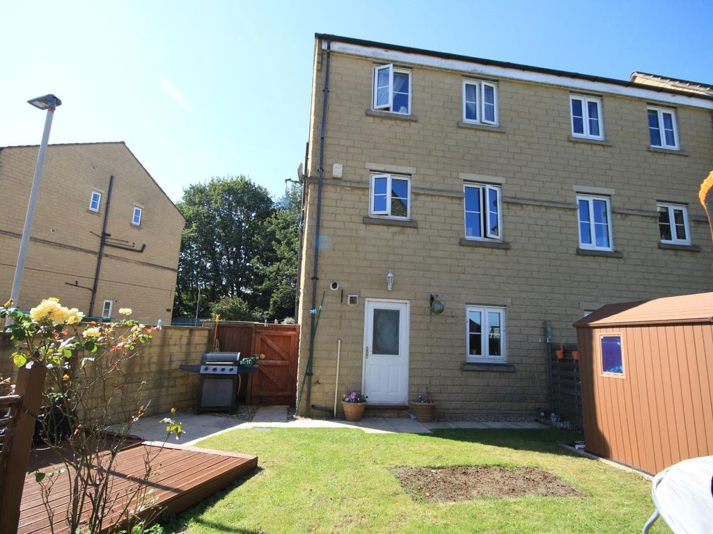 4 bed town house for sale in Brander Close, Idle, Bradford BD10, £ ...