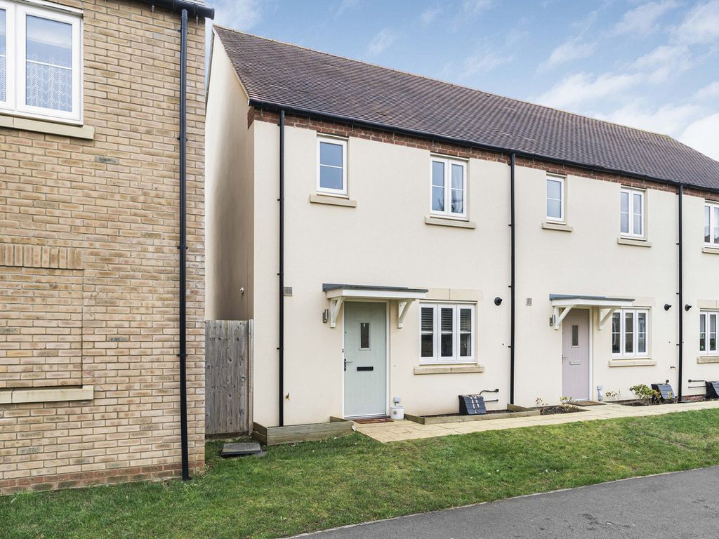2 bed end terrace house for sale in Salisbury Walk, Bicester OX26, £